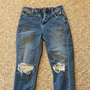 American Eagle Super High Rise Ripped Mom Jean, Size 2/4